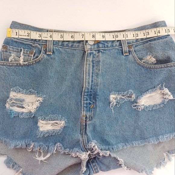 Levis 550 Sz 12 High-Rise Distressed 100% Cotton Cut Off Denim Shorts - Picture 13 of 13